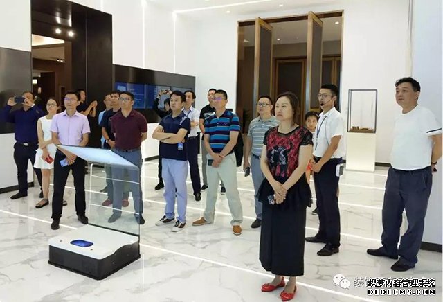 “G17”成員在金螳螂總部大廈參觀